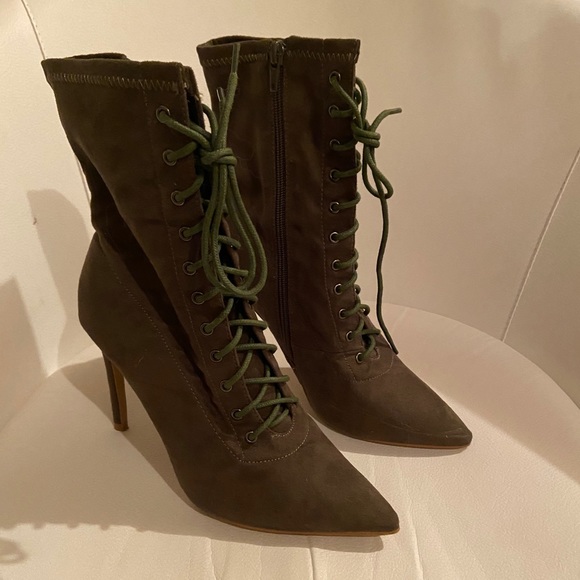 STEVE MADDEN HEELS - Picture 1 of 4